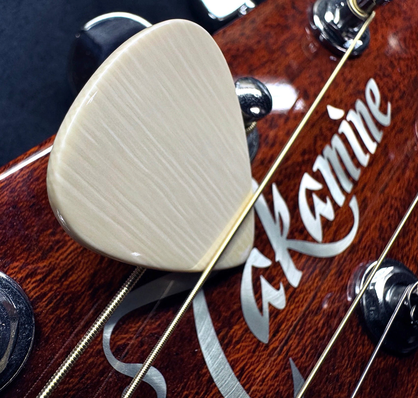 MAMMOTH IVORY GUITAR PICK