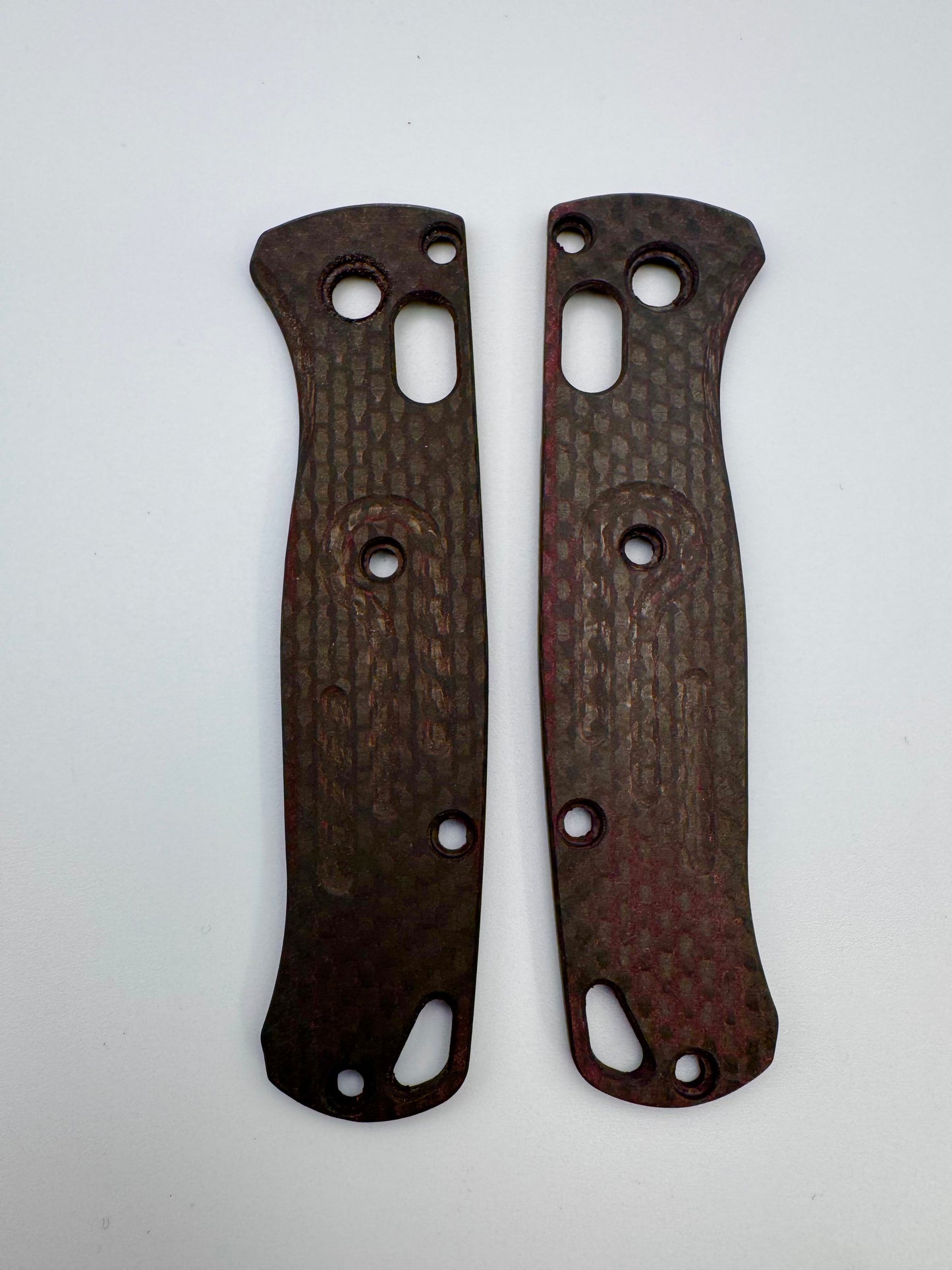 533 Mini Bugout Limited Red Carbon Fiber Scales