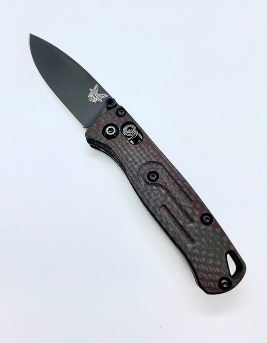 BENCHMADE 533 MINI BUGOUT KNIFE PACKAGE - CARVE SCALES- CARBON FIBER RED